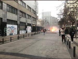 Overoles blancos reaparecen protagonizando enfrentamiento fuera del Instituto Nacional