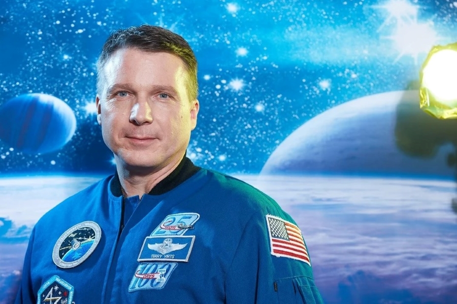 Astronauta de NASA: «Hay que conservar la Tierra, no podremos vivir en Marte»