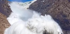 VIDEO | Avalancha en un glaciar sepulta a un grupo de turistas en Kirguistán