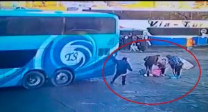 VIDEO| Salvaron de milagro: Así fue el impactante accidente en Terminal Alameda con un bus, una madre y su hija