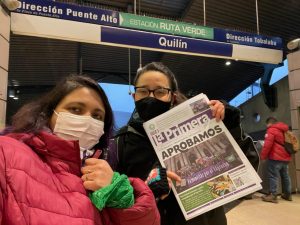 Coordinadora 8M reparte nueva edición de “La Primera” feminista en estaciones del Metro