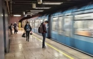 Metro restablece servicio en Línea 1: Rescate de persona y manifestaciones obligó al cierre