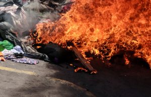 VIDEO| Vecinos de Antofagasta queman pertenencias de inmigrantes tras asesinato de menor
