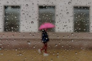 Lluvia en Santiago deja más de 15 mil clientes sin luz: Precipitaciones regresarán muy pronto
