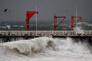 Lluvia y marejadas destructivas: Onemi decreta Alerta Temprana Preventiva en todo el borde costero