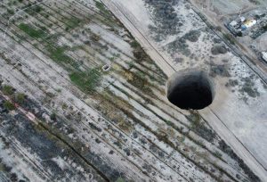 VIDEO| Inmenso socavón de circunferencia perfecta aparece en mina de Tierra Amarilla