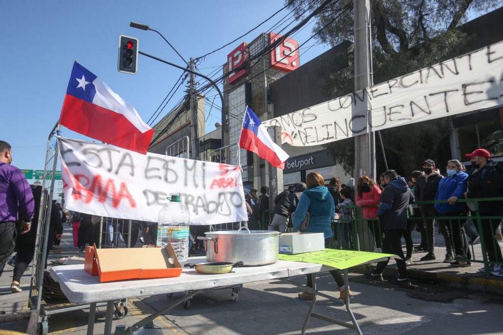 Comerciantes ambulantes de Maipú protestan ante medida de gobierno que los sacó de calle