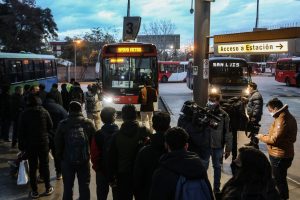 Metro de Santiago falla otra vez: Cierran estaciones de Línea 2 por descarrilamiento de tren