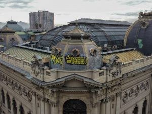 “Grave daño al patrimonio del país”: CDE se querella por rayados en Museo de Bellas Artes