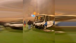 VIDEO| Impactante: Bus choca y termina dentro de una cancha de futbolito en Antofagasta