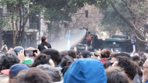 VIDEO| Captan incidentes afuera de la casa de Cristina Fernández tras instalación de vallas papales