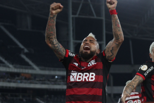 VIDEO| Vidal se viste de héroe en Brasil: Anota un gol y le da triunfo al Flamengo sobre Botafogo
