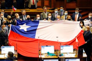 Diputados RN alzan bandera en Congreso en señal de protesta por performance de Valparaíso