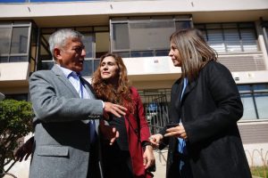 Ministra Ríos promete apoyo a Lorena Donaire, la activista de Petorca víctima de incendio