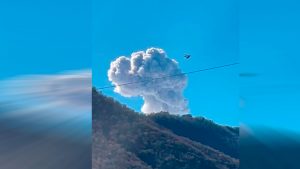 VIDEO| Volcán Nevados de Chillán registra pulso eruptivo visible desde varios kilómetros