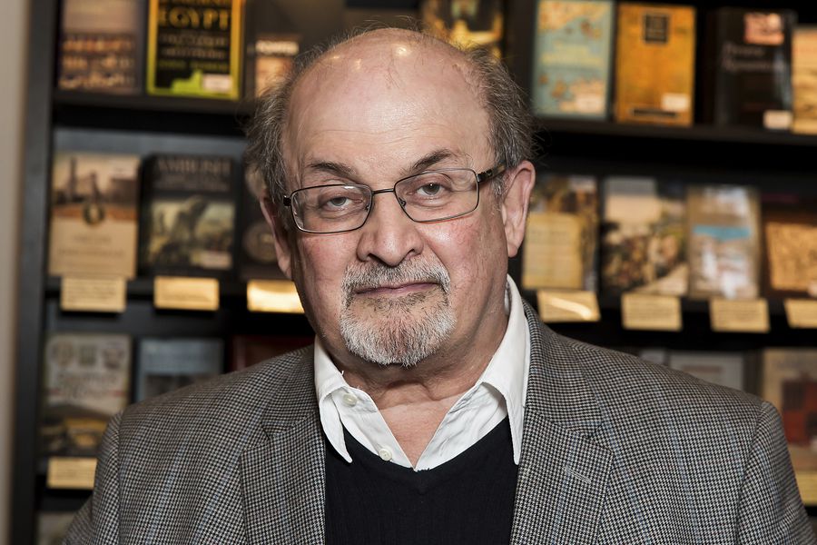 EE.UU. considera "repugnante" que Irán culpe a Salman Rushdie del ataque que sufrió