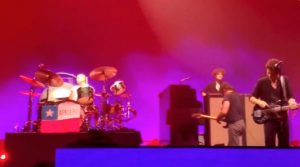 VIDEO| Chileno se sube al escenario, toca con The Killers y aprovecha de apoyar al Apruebo