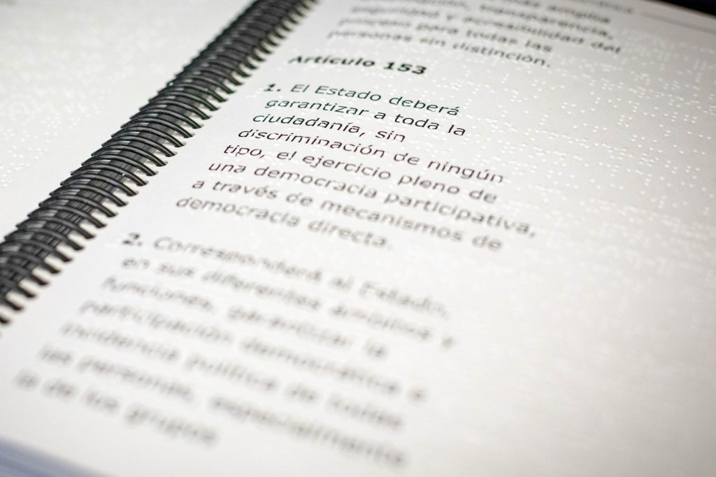 Versión inclusiva: Ministras presentan propuesta de Constitución en formato braille