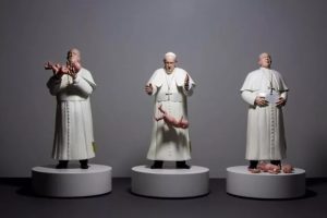 Escultura de chileno sobre el papa Francisco arrojando a un bebé causa polémica en el DF