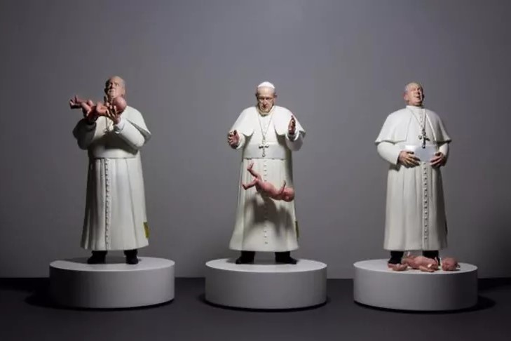 Escultura de chileno sobre el papa Francisco arrojando a un bebé causa polémica en el DF