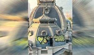 Increíble: Sujetos escalan para vandalizar cúpula del Museo de Bellas Artes