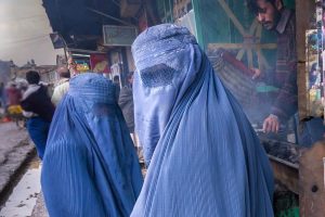 Mujeres de Afganistán acusan que el mundo las abandonó ante el abuso de los talibanes