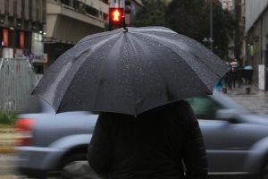 Cuecas con paragua y parka: Se confirma la lluvia para Fiestas Patrias en gran parte del país