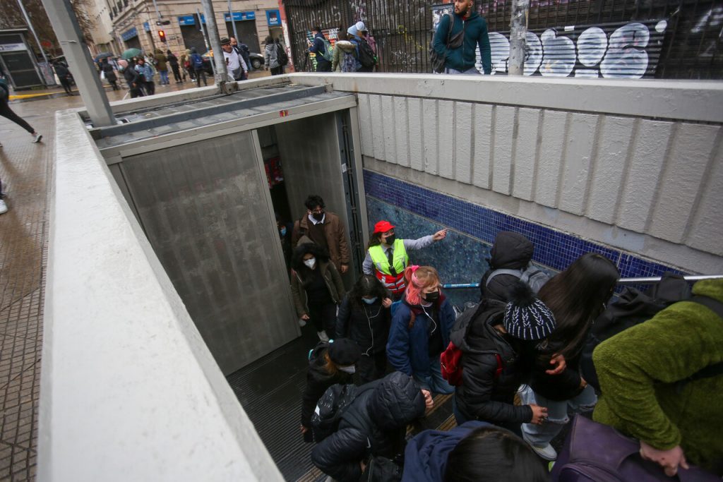 Manifestaciones estudiantiles: Revisa el estado del Metro y desvíos de tránsito en Santiago