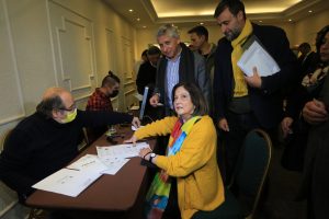 Rostros de la ex Concertación ponen las firmas para la inscripción del partido Amarillos