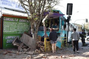Grave accidente en Cerro Navia: Micro choca de lleno con consulta dental y deja 10 heridos