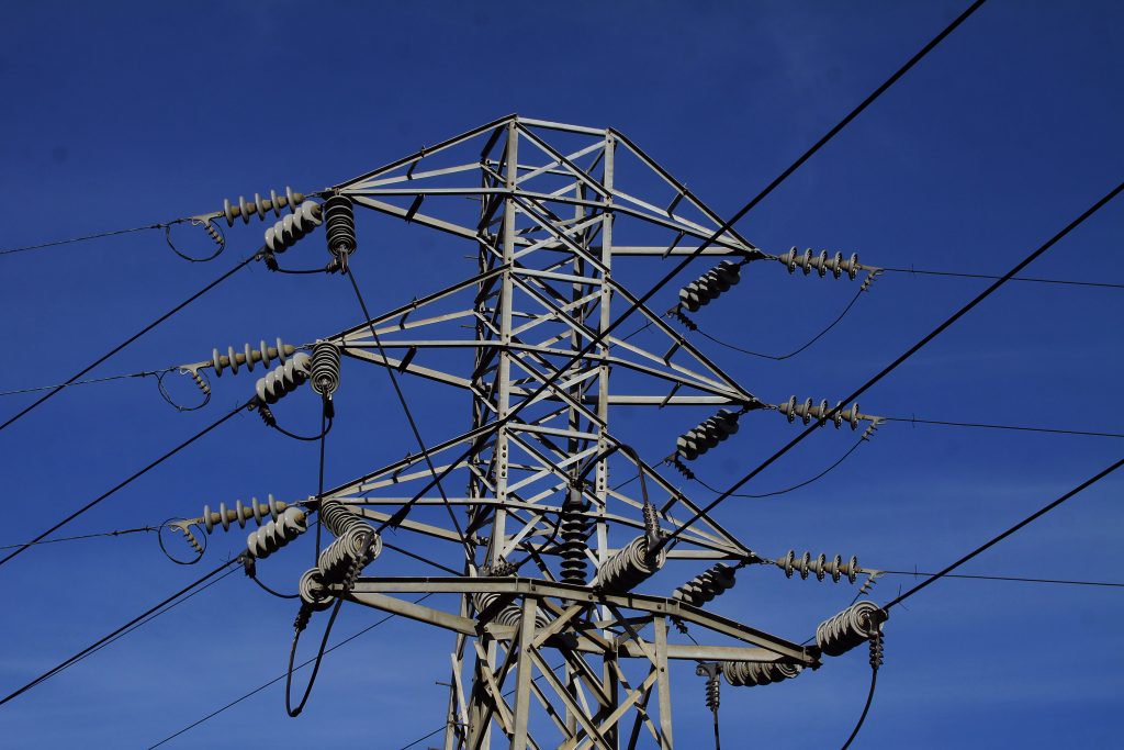 Por qué no podemos dejar en manos de los falsos “mercados libres” los precios de nuestra electricidad
