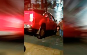 VIDEO| Insólito: Conductor se equivoca e ingresa a conocida Escalera Ricke de Puerto Varas