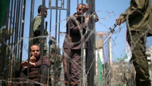 Treinta palestinos detenidos sin cargos por Israel inician huelga de hambre