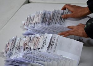 Encuesta UDD: 70% suscribe voto obligatorio para siempre y 52% apuesta por nueva Convención paritaria