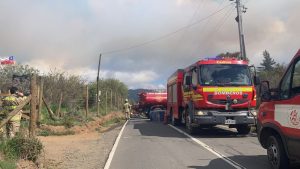 Onemi declara Alerta Roja para Tiltil y ordena evacuación de una zona por incendio forestal