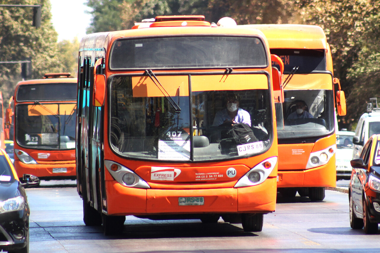 Microbuses del Transantiago circulando por Alameda en un día soleado