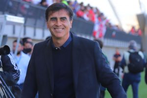 La exigencia de Gustavo Quinteros a Blanco y Negro para seguir en Colo Colo el 2023