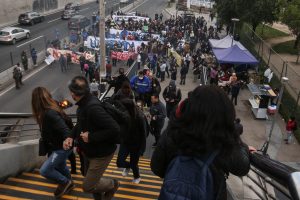 VIDEO| Vecinos de Lo Hermida se cansan de alzas de precios y salen a protestar a las calles