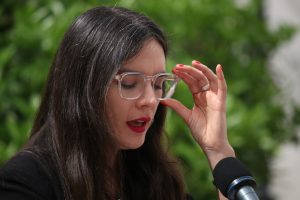 Ministra Camila Vallejo acusa tergiversación y descarta haber justificado crimen de carabinero