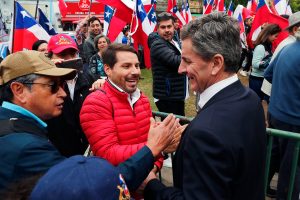Pancho Malo y Gonzalo de la Carrera se funden en un fraterno abrazo afuera del Congreso