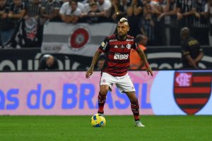 La imagen de lesión de Vidal que preocupa en Flamengo: Se perdería final de Copa Libertadores