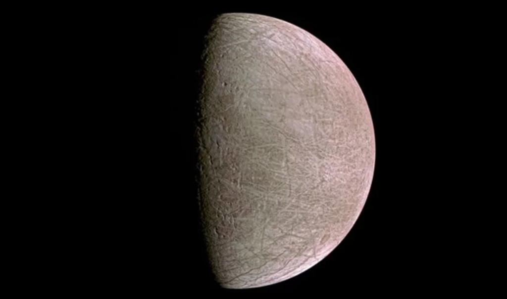 Sonda Juno comparte una imagen de su máxima aproximación a la luna Europa de Júpiter