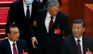 VIDEO| Expresidente chino es desalojado de sala: Informan que fue "por no sentirse bien"