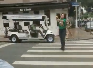 VIDEO| Diputada bolsonarista persigue a hombre con una pistola en la vía pública en Brasil