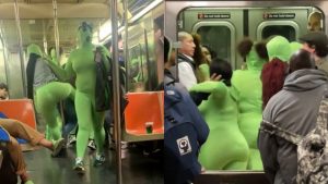 VIDEO| Temor por ‘Duendes Verdes’: Mujeres disfrazadas asaltan en Metro de Nueva York