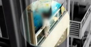 VIDEO| Horror: Captan a niño de 2 años colgando de balcón del piso 21 de Estación Central