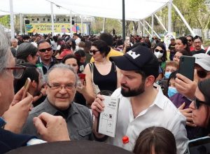 FOTOS| "No es un rockstar, es el presidente de Chile": Boric causa furor en Primavera del Libro