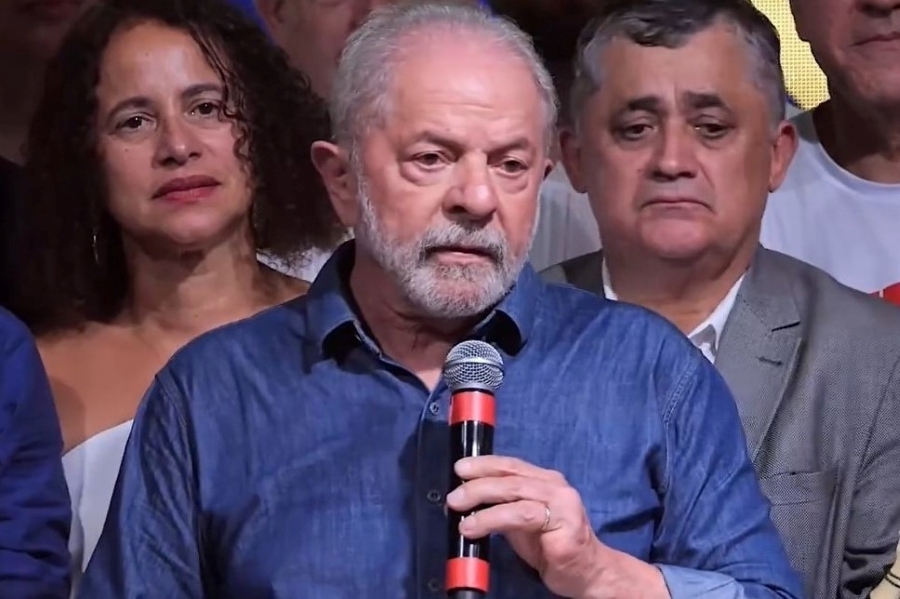 Lula atribuye violencia en escuelas a internet y la «industria de dar tiros»