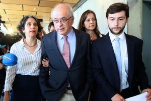 Tribunal prohíbe ingreso a Clínica Las Condes al oncólogo formalizado por abuso sexual