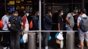 Nueva York se declara en estado de emergencia ante la llegada de miles de migrantes